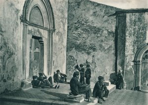 1927年，意大利西西里岛陶尔米纳，在教堂外休息 作者 尤金·波普尔
