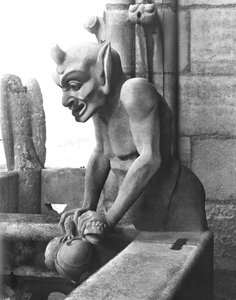 大画廊栏杆上的石像鬼，拿着蟾蜍的魔鬼，12 世纪原件（石头）的复制品（黑白照片） 作者 Eugene Emmanuel Viollet le Duc