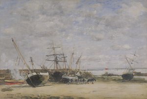 船只和马在海岸线上