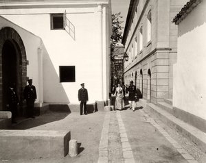 穿着制服的男子陪着一位衣着优雅的女子走向1900年西西里岛Lo Zucco农场的教堂 作者 Eugenio Interguglielmi