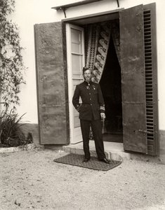 一个人的画象制服的在农场Lo Zucco，西西里岛，1900年 作者 Eugenio Interguglielmi