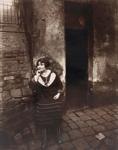 La Villette。 Rue Asselin，妓女在门前等着