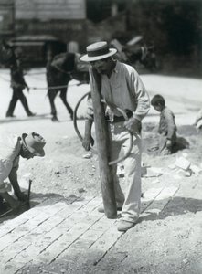 Street Paver，1910（明胶银印） 作者 欧仁·阿格特