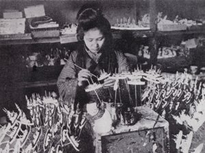 Japanese toy-making (b/w photo) 作者 欧洲摄影师
