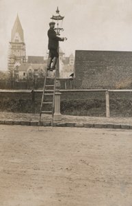 Man up a ladder fixing a street lamp (b/w photo) 作者 欧洲摄影师