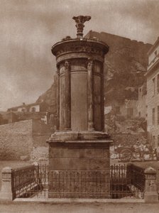 酒神狄奥尼索斯纪念碑，公元前335-34年由利西克拉底在雅典建立，以庆祝其团队在戏剧比赛中的胜利（黑白照片）。 作者 European Photographer