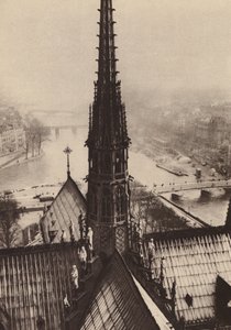 巴黎：La fleche de Notre-Dame vue des tours；从塔楼上看到的圣母院尖塔（黑白照片） 作者 欧洲摄影师