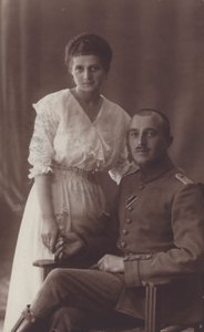 Portrait of a soldier and his wife (b/w photo) 作者 欧洲摄影师