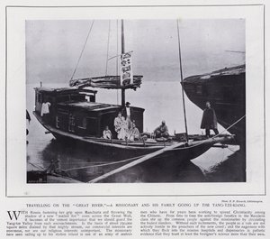 在 "大河 "上旅行，一位传教士和他的家人沿扬子江而上（黑白照片）。 作者 欧洲摄影师