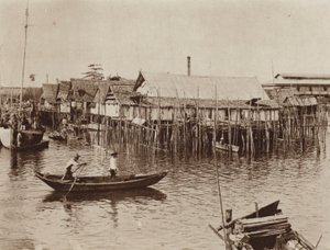 建在水上桩基上的渔民房屋，新加坡（黑白照片） 作者 尤因加洛韦