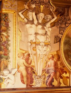 法国枫丹白露城堡弗朗西斯一世画廊中的壁画和灰泥作品（被联合国教科文组织列为世界文化遗产）。 作者 F. 和 Rosso Fiorentino G. Primaticcio