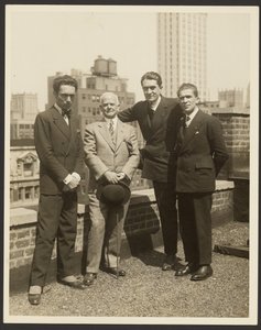 [F. Vecchi、Brinton 博士、F. Azari 和 O.L. Foletti 的合影］