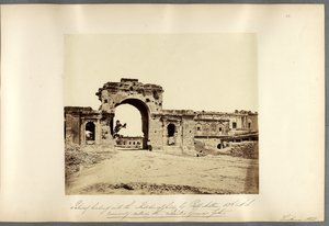 Gateway leading into the Residency, Lucknow 作者 菲利斯·比托（Felice Beato）