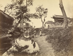 [中国村落中的河流和桥梁，包括几个中国人] 作者 菲利斯·比托（Felice Beato）