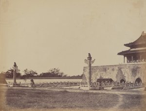 北京冬宫的入口，1860年10月29日，1860年。 作者 菲利斯·比托（Felice Beato）