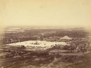 从曼德勒山（Mandalay Hill）看到的曼德勒（Mandalay）全景，显示了450个宝塔和无与伦比的宝塔 作者 菲利斯·比托（Felice Beato）