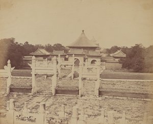 1860年10月，中国北京城内皇帝每年祭祀一次的天坛内部和拱门。 作者 菲利斯·比托（Felice Beato）