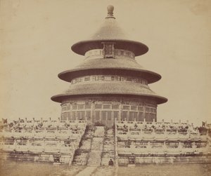 1860年10月，中国北京城内皇帝每年祭祀一次的神圣的天坛。 作者 菲利斯·比托（Felice Beato）