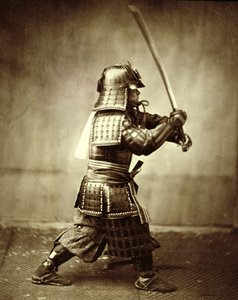 拿着高高举起的剑的武士，约1860年 作者 菲利斯·比托（Felice Beato）