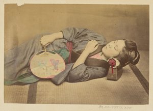 [沉睡的日本女人拿着扇子] 作者 雷蒙德·冯·斯蒂夫男爵