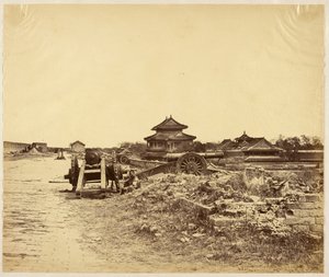 [1860年10月14日占领的北京城墙顶部，显示中国火炮对准我军炮台] 作者 菲利斯·比托（Felice Beato）
