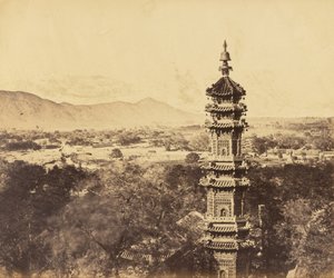颐和园的视图。圆明园塔。在燃烧之前，北京，1860年10月18日 作者 菲利斯·比托（Felice Beato）