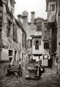 1880年威尼斯建筑群环绕的庭院 作者 费迪南多·翁加尼亚
