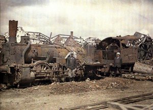 在1917年法国Aisne的Cuffies，受损严重的Vauxrot酒厂废墟前烧毁机车和火车车厢（彩色）