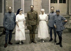 1917年法国Aisne，Soissons圣保罗医院前的法国军医和护士（自然色） 作者 费尔南德·库维尔