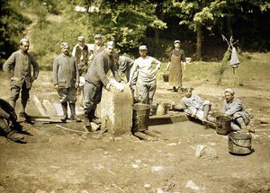 一群法国士兵在井里洗衣服，Soissons，Aisne，1917（autochrome）