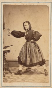 妇女肖像，约 1863-1864 年（照片1863-1864（照片） 作者 费尔南多·德索尔