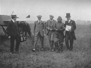 一次伟大的飞行的尽头：罗伯特·斯莱克斯先生（Robert Slacks）先生于1913年抵达亨登