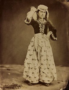 专辑Damas et Baalbek：身穿传统服装的叙利亚年轻女性