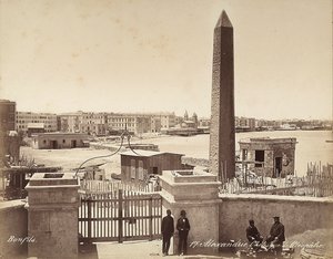 埃及亚历山大：克利奥帕特拉的方尖碑，四名男子合影留念 作者 Félix Bonfils