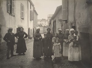 [奥弗涅村街上的成人和儿童群体]，约1910年。 作者 菲利克斯·蒂奥利尔