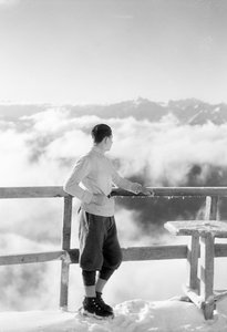 一名男子观看奥斯塔山全景