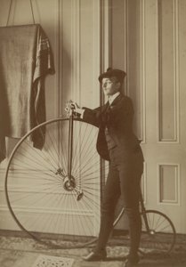房子里有一辆 Penny Farthing 自行车，c.1890（棕褐色照片） 作者 弗朗西斯·本杰明·约翰斯顿