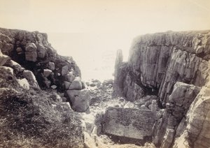 [带有海景的岩石入口]，1870年代。 作者 弗朗西斯·贝德福德
