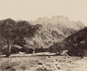 1858 年，从埃及瓦迪费兰（Wádee Feyrán）看塞巴尔山（照片 作者 弗朗西斯·弗里斯
