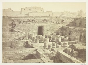 Medinet-Haboo的新挖掘工作，1860年，1862年印刷。 作者 弗朗西斯·弗里斯
