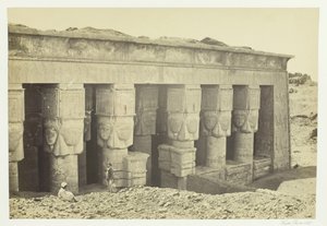 丹德拉神庙的门廊，1857年。 作者 弗朗西斯·弗里斯