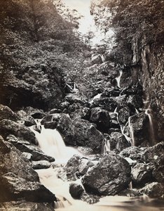 在Derwentwater附近的河风景在大英国。 作者 弗朗西斯·弗里斯