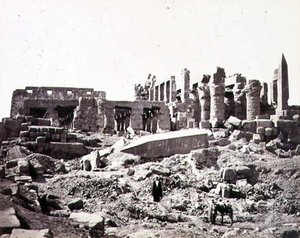 从东南方向看卡纳克神庙，约1856-19年（棕褐色照片）。