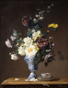 蓝花瓶中的玫瑰和其他花朵以及壁架上的茶杯，1876年