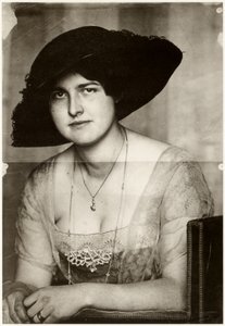 戴着深色帽子的玛丽，1915年。