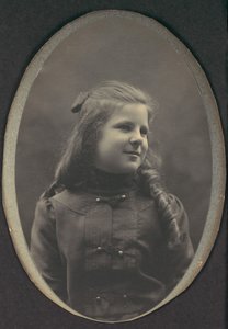 [梳着辫子的女孩，半身不遂]，1890年代。