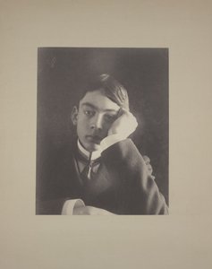 衣服的男孩用反对面孔的手，c.1896