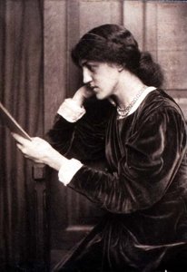 梅-莫里斯（1862-1938）的肖像照片，简-莫里斯的女儿，由弗雷德里克-霍利耶（1837-1933）拍摄。