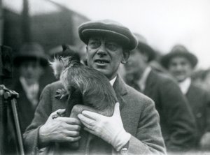 一只黑冠的Mangabey，可能是Freckles，带着他的经纪人，参加1925年伦敦动物园的外部广播 作者 弗雷德里克·威廉·邦德