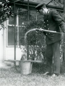 1924年，守护者Thomas Raggett给Tawny Frogmouth淋浴，伦敦动物园 作者 弗雷德里克·威廉·邦德